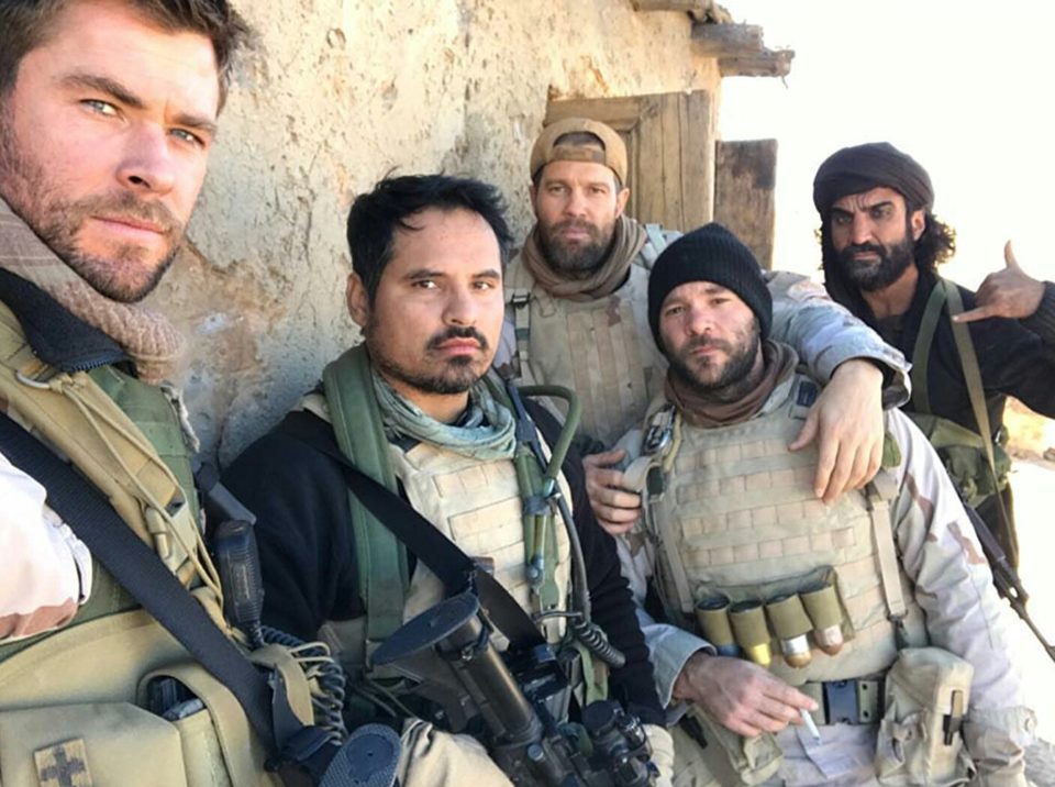 "Tự sướng" cái đã rồi chiến đấu tiếp - 12 Strong