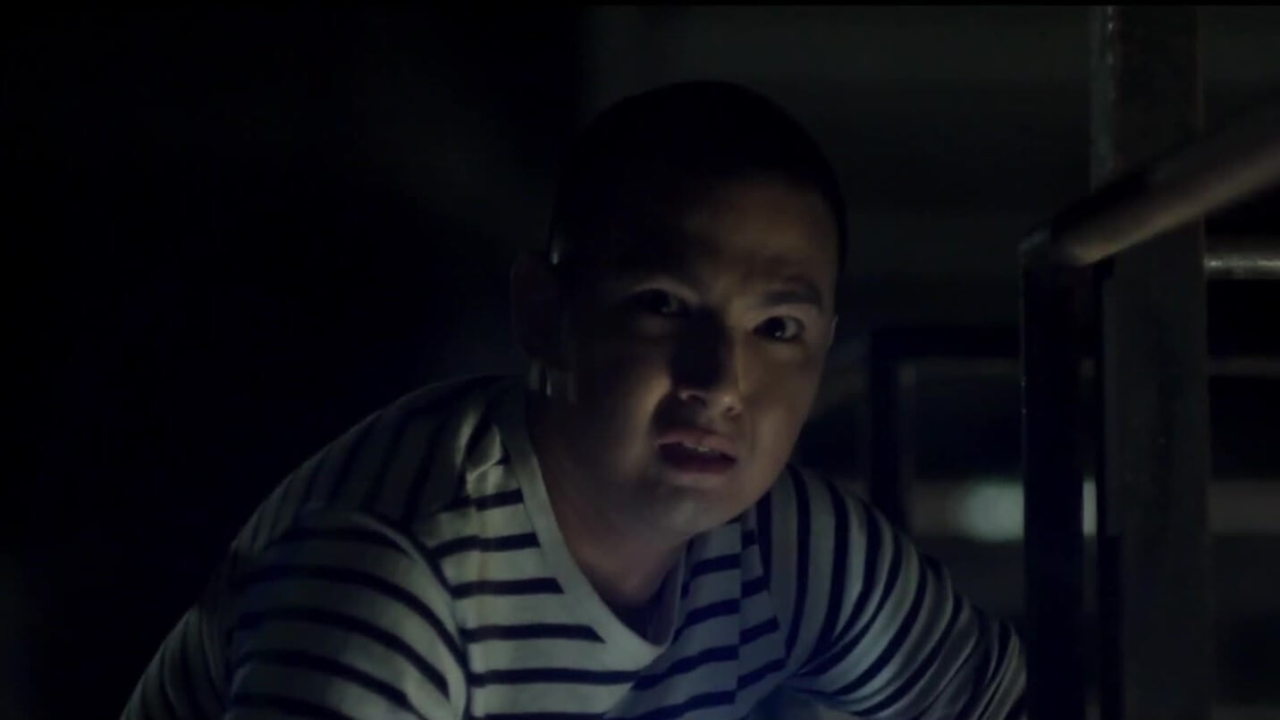 Gương mặt thất thần khi đang sửa đèn mà lại thấy ma