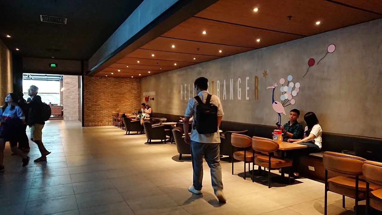 Khu vực sảnh chờ gần lối vào phòng chiếu