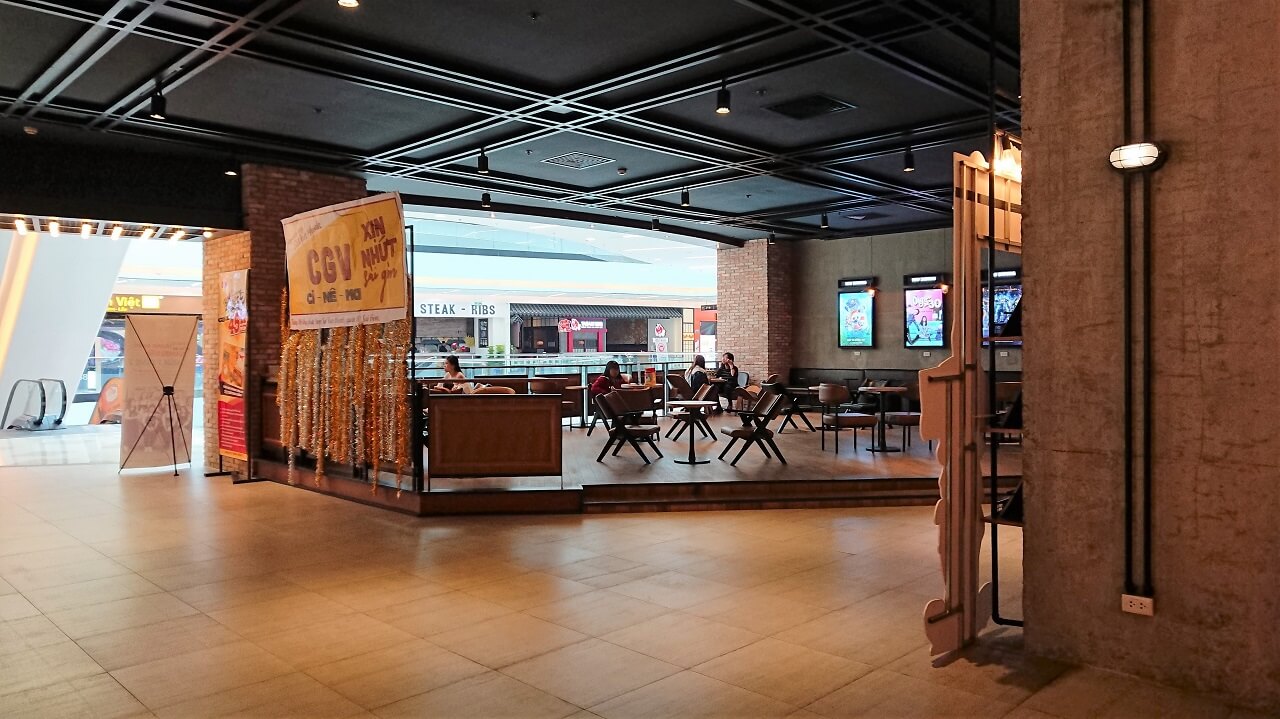 Sảnh chờ thứ 2, đối diện quầy bán bắp - CGV Sư Vạn Hạnh