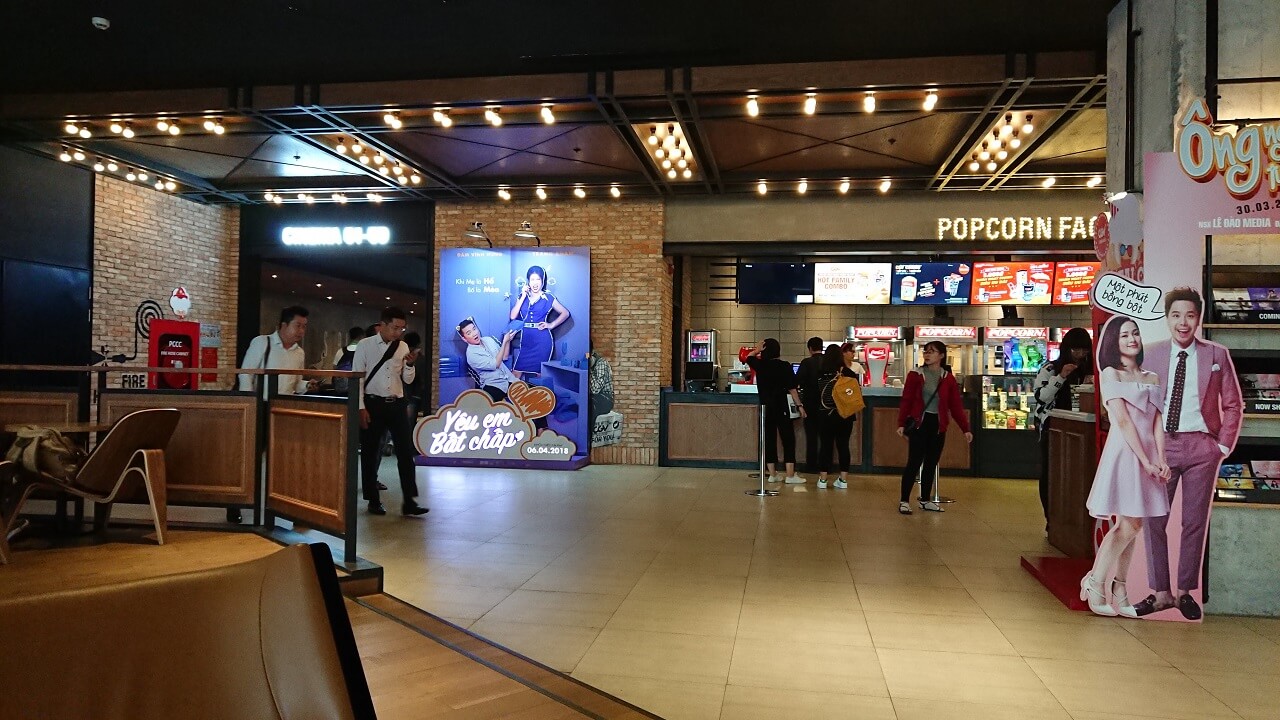 Góc nhìn từ sảnh chờ thứ 2 nhìn qua quầy bán bắp và lối vào phòng chiếu