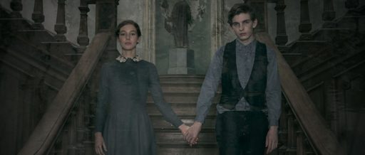 Review phim Luật Quỷ (The Lodgers): dở một cách lạ thường