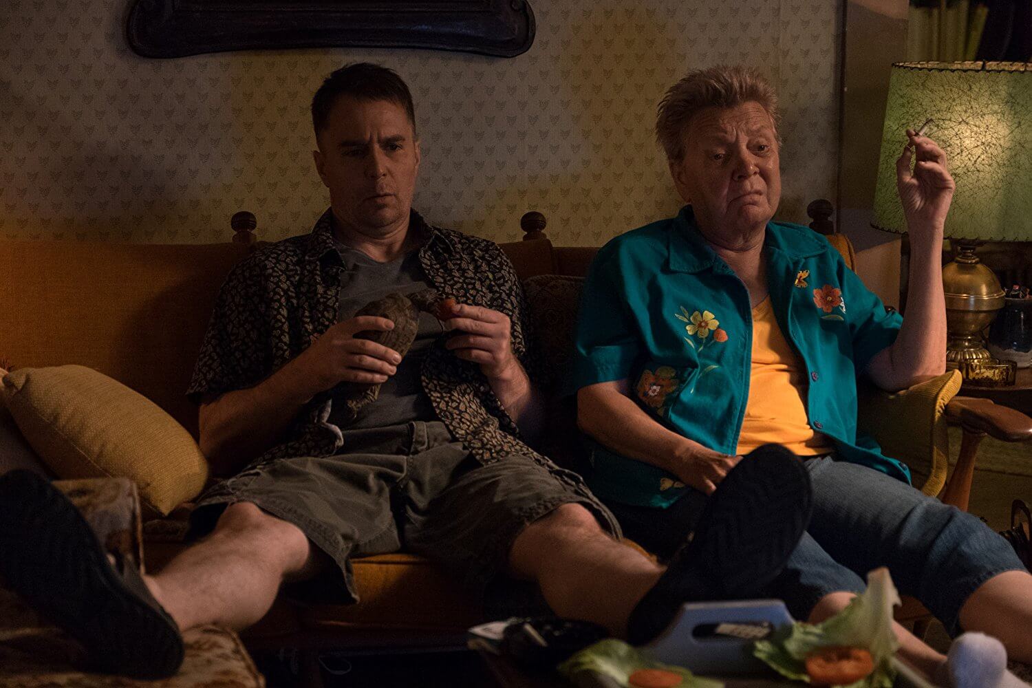 Viên cảnh sát Dixon sống cùng người mẹ già - Three Billboards
