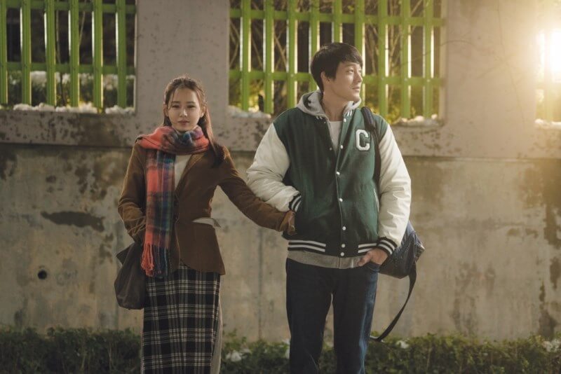 Lần đầu nắm tay của đôi trẻ - Be with You