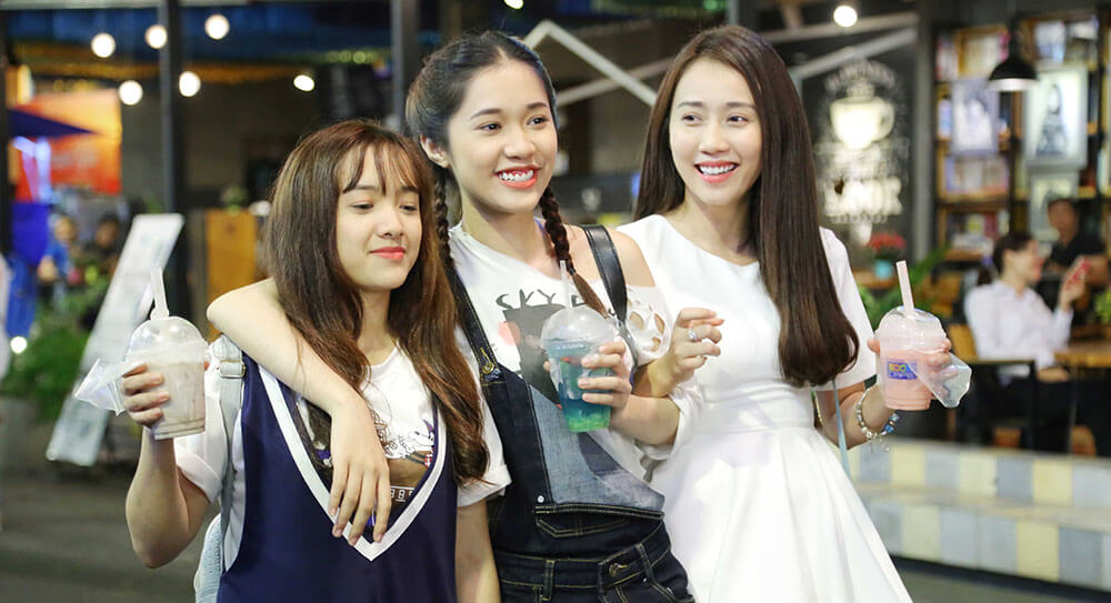 Một cảnh các cô gái ăn chơi trong phim Hạ Cuối Tình Đầu