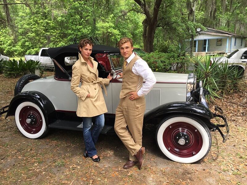 Chàng phóng viên đẹp trai (do William Moseley đóng) sẽ giải cứu nàng tiên cá - Cổ tích nơi đại dương