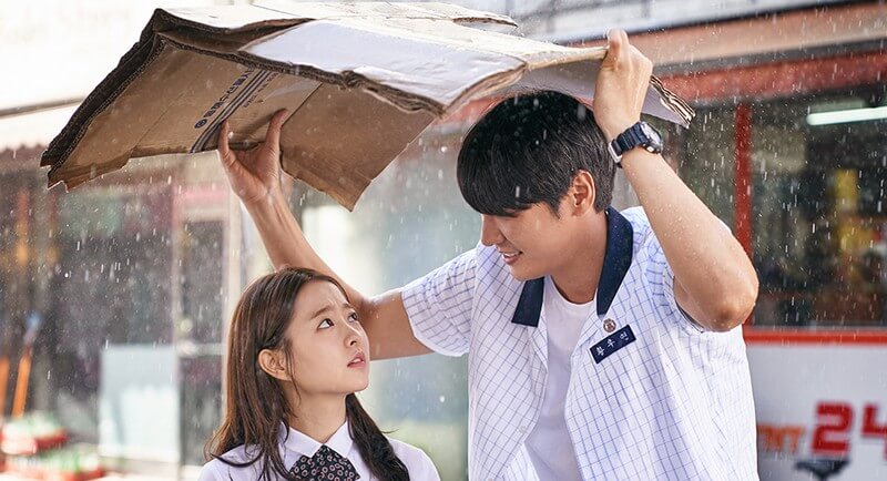 Đồng phục đi học và gương mặt nữ chính khá giống "You Are the Apple of My Eye" - Ngày Em Đẹp Nhất