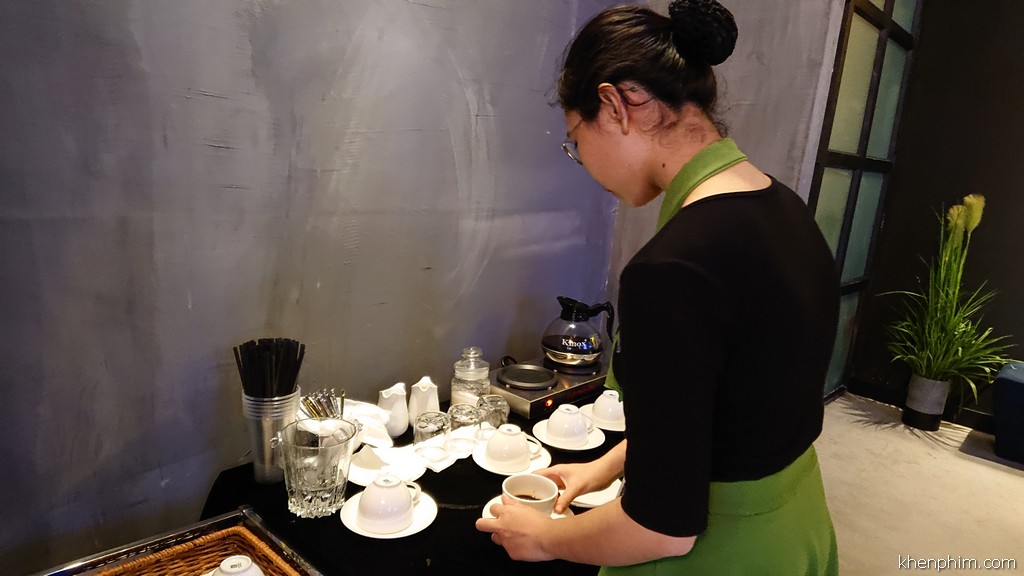 Nhân viên pha cafe và mang đến tận bàn cho bạn, y chang ghế thương gia trên máy bay