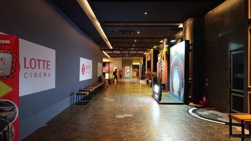 Khu vực chờ ở Lotte Cinema Ung Văn Khiêm