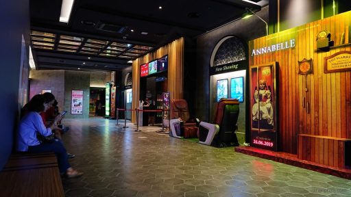 Khu vực chờ ở Lotte Cinema Ung Văn Khiêm 2