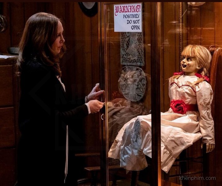 Annabelle Comes Home - Beo trong tủ kính