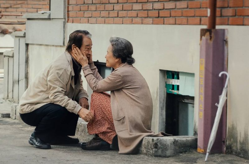 Những giây phút bên nhau đầy cảm xúc của cặp vợ chồng lớn tuổi