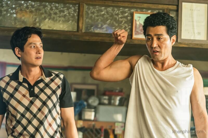 Người cha khù khờ (bên phải) nhưng biết chăm sóc con