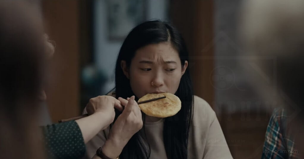 Cắn một miếng bánh bà đút cho mà lòng đau như cắt