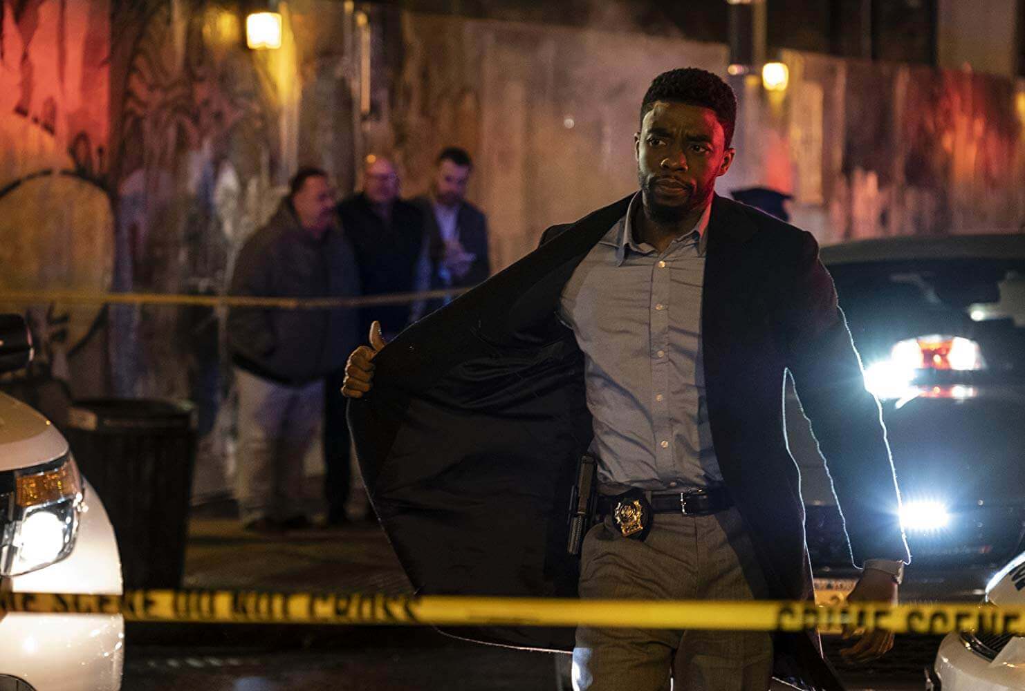 Nam diễn viên Chadwick Boseman trong vai vị thanh tra liêm khiết