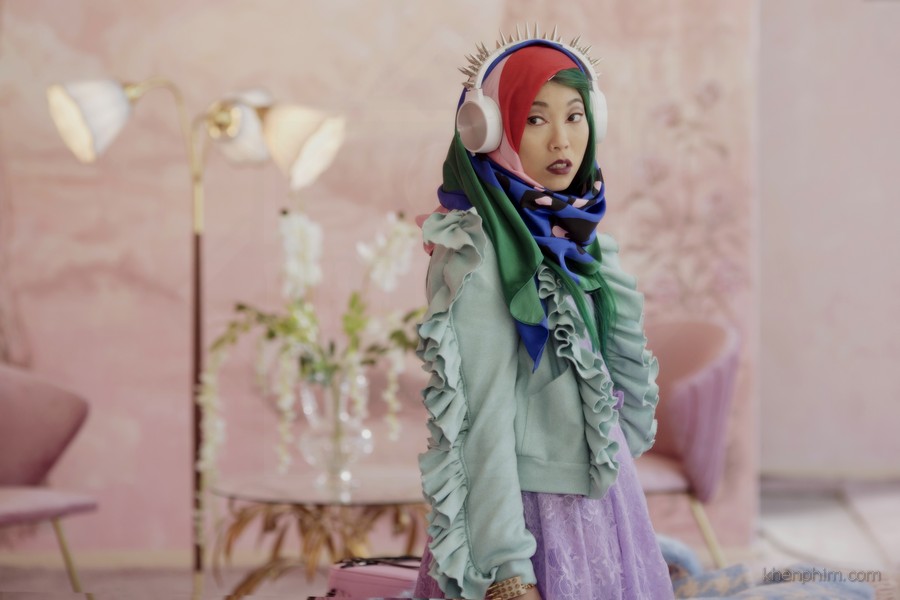 Yu (Awkwafina thủ vai) cũng là nhân vật nổi trội trong hành trình đào tẩu của các cô gái