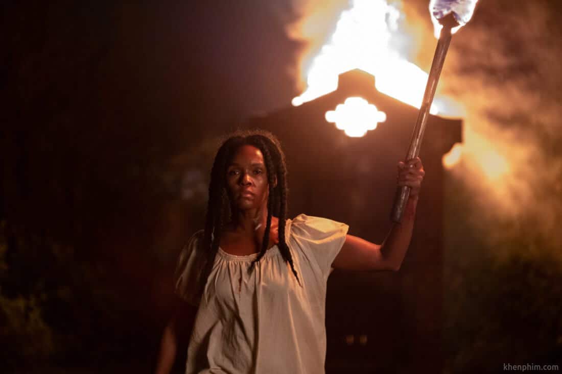 Hình ảnh nhân vật chính cầm đuốc có lẽ là hình ảnh đẹp nhất phim
