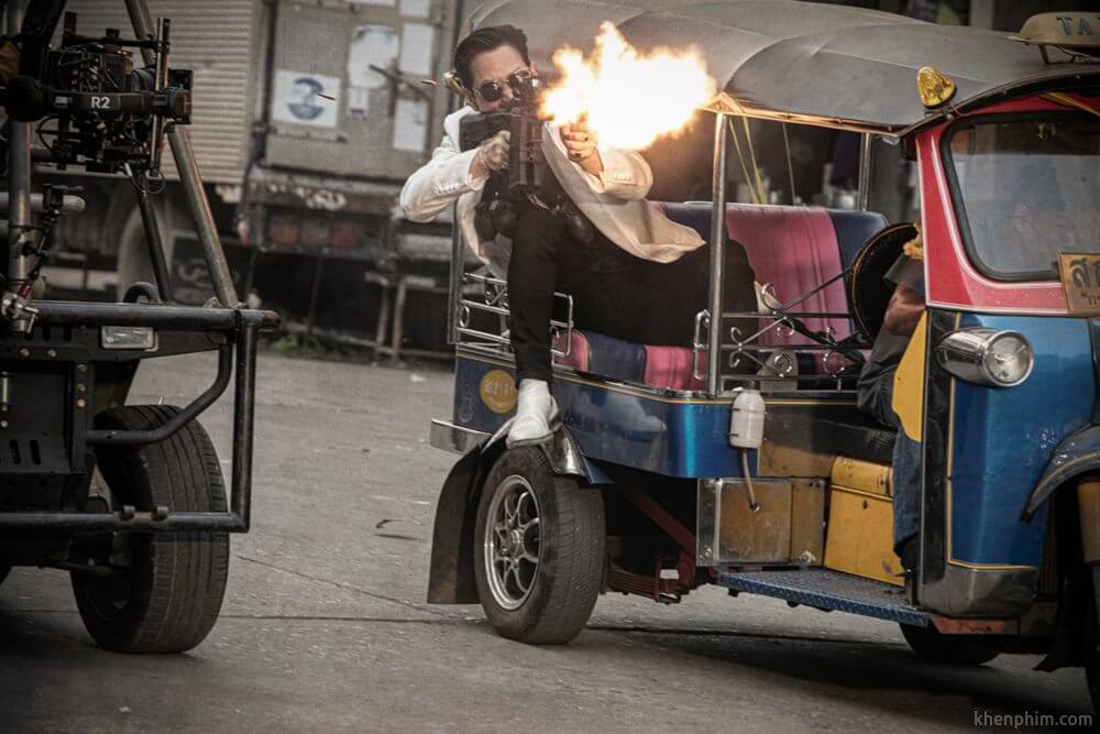 Cảnh hậu trường tuktuk rượt xe hơi