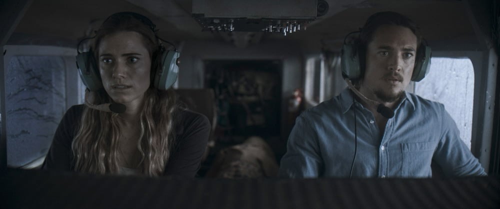 Allison Williams (bên trái) và Alexander Dreymon trong phim Vùng Trời Tử Thần