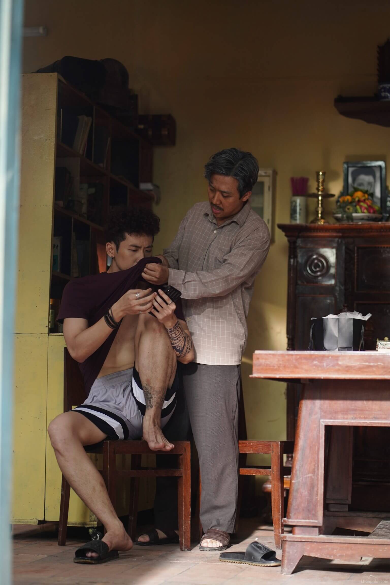 Hình ảnh hai cha con ông Sang và Quắn