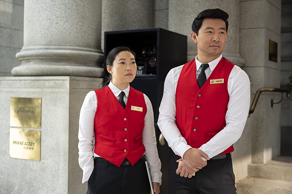 Awkwafina vào vai Katy (bên trái) và bạn diễn Simu Liu (vai Shang-chi)