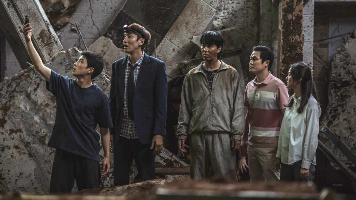 Một cảnh trong phim Hố Sụt Tử Thần (Sinkhole)