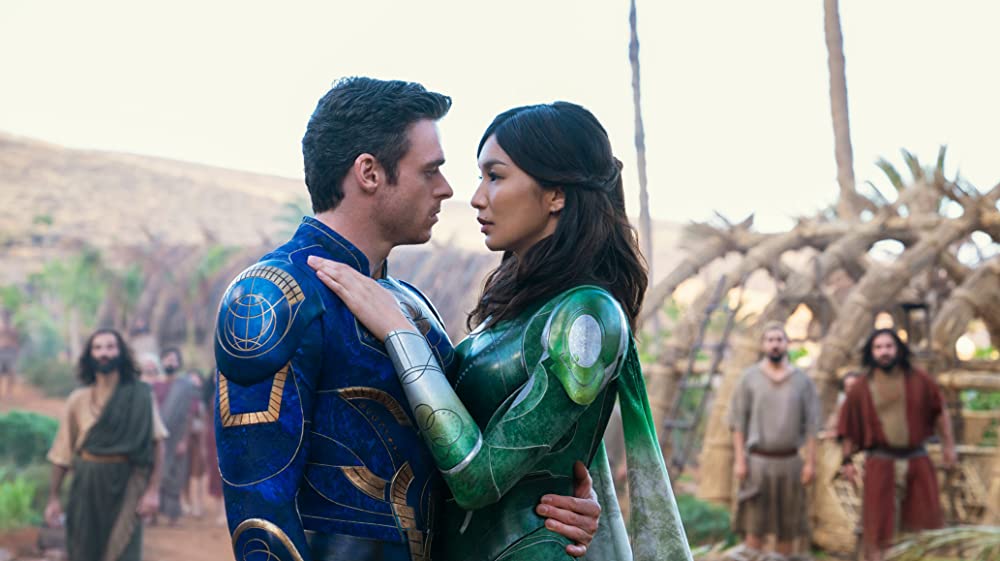 Richard Madden và Gemma Chan trong phim Eternals