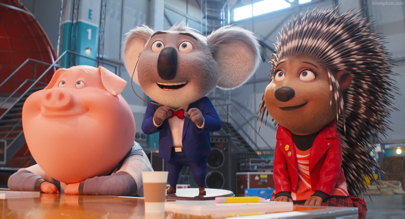 (từ trái sang) Gunter (Nick Kroll), Buster Moon (Matthew McConaughey) và Ash (Scarlett Johansson) trong Sing 2, do Garth Jennings viết kịch bản và đạo diễn.