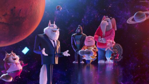 (từ trái sang) Jimmy Crystal (Bobby Cannavale, thứ hai từ trái sang, với mèo), Johnny (Taron Egerton), Buster Moon (Matthew McConaughey, quay lưng), Gunter (Nick Kroll), Meena (Tori Kelly), Rosita (Reese Witherspoon) và Ash (Scarlett Johansson) trong Sing 2, do Garth Jennings viết kịch bản và đạo diễn.