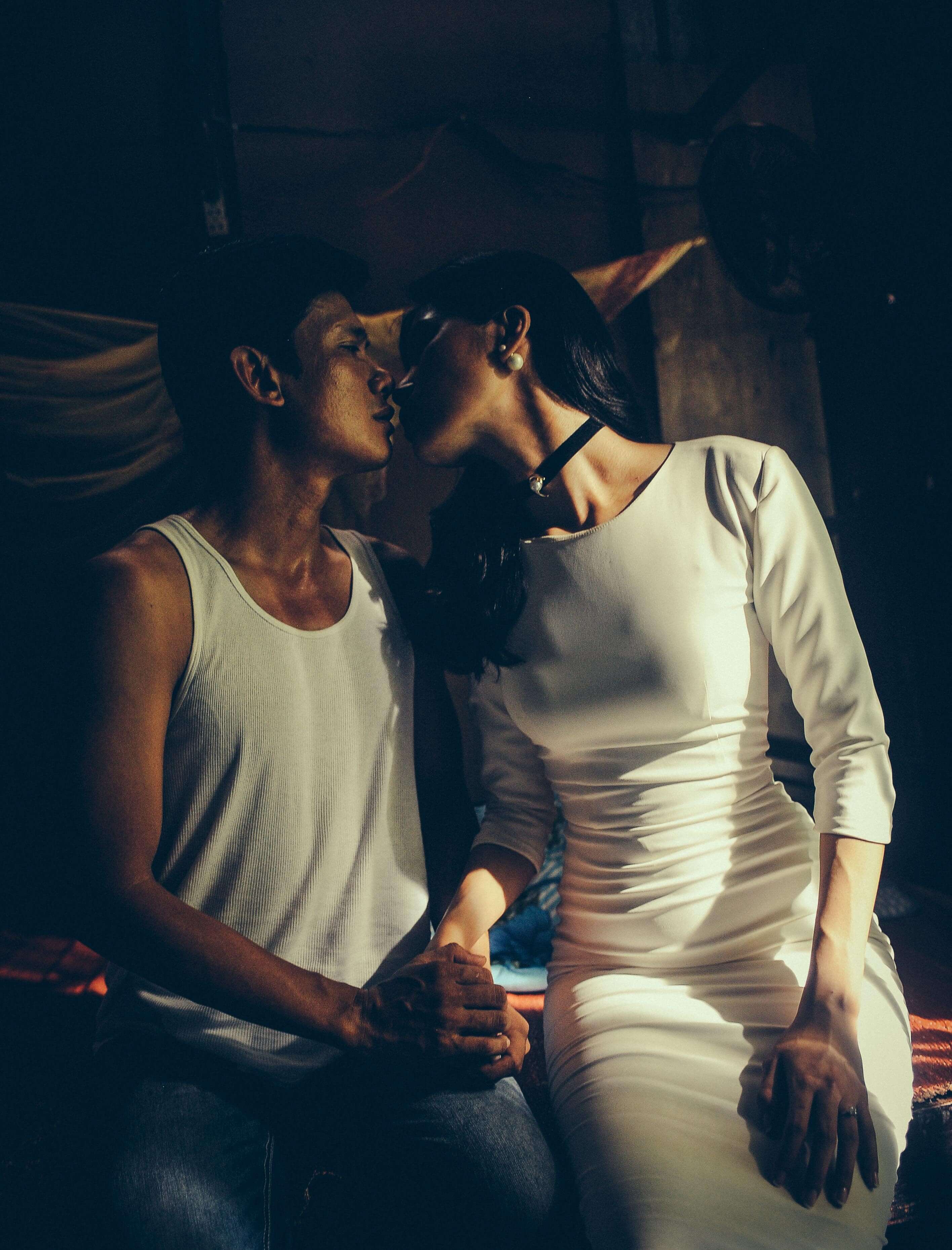 Nhân vật Diễm Tình với bộ áo dài nóng bỏng bên cạnh nhân tình