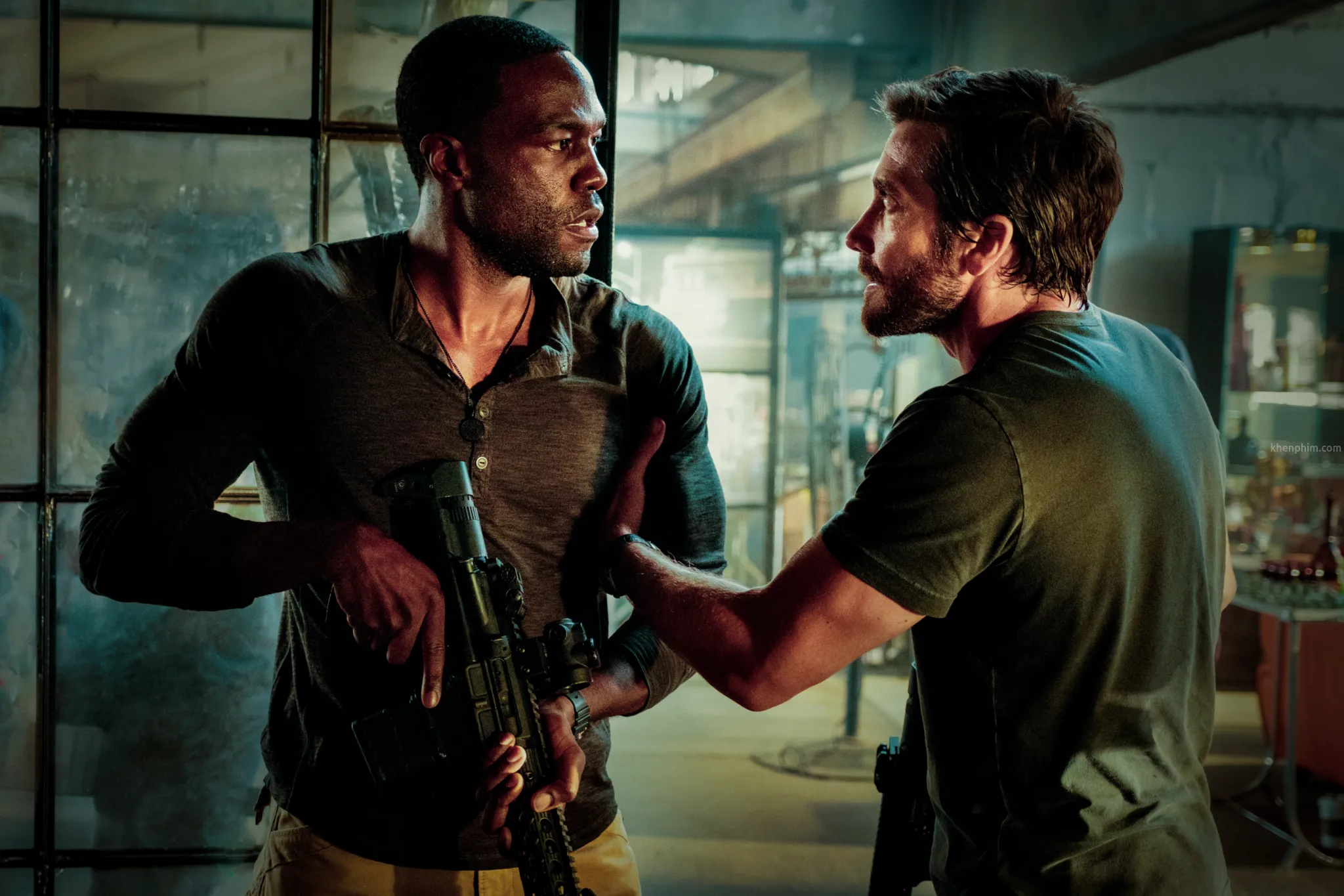 Danny (bên phải ảnh, dp Jake Gyllenhaal vào vai) và Will (Yahya Abdul-Mateen II).