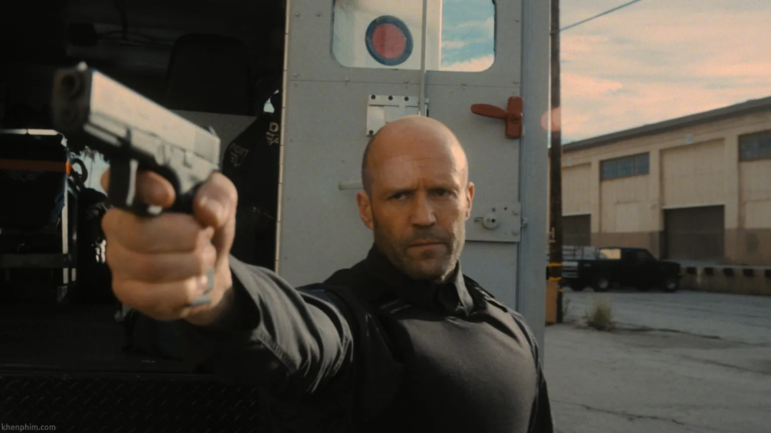 Jason Statham vào vai Hill - một nhân viên an ninh