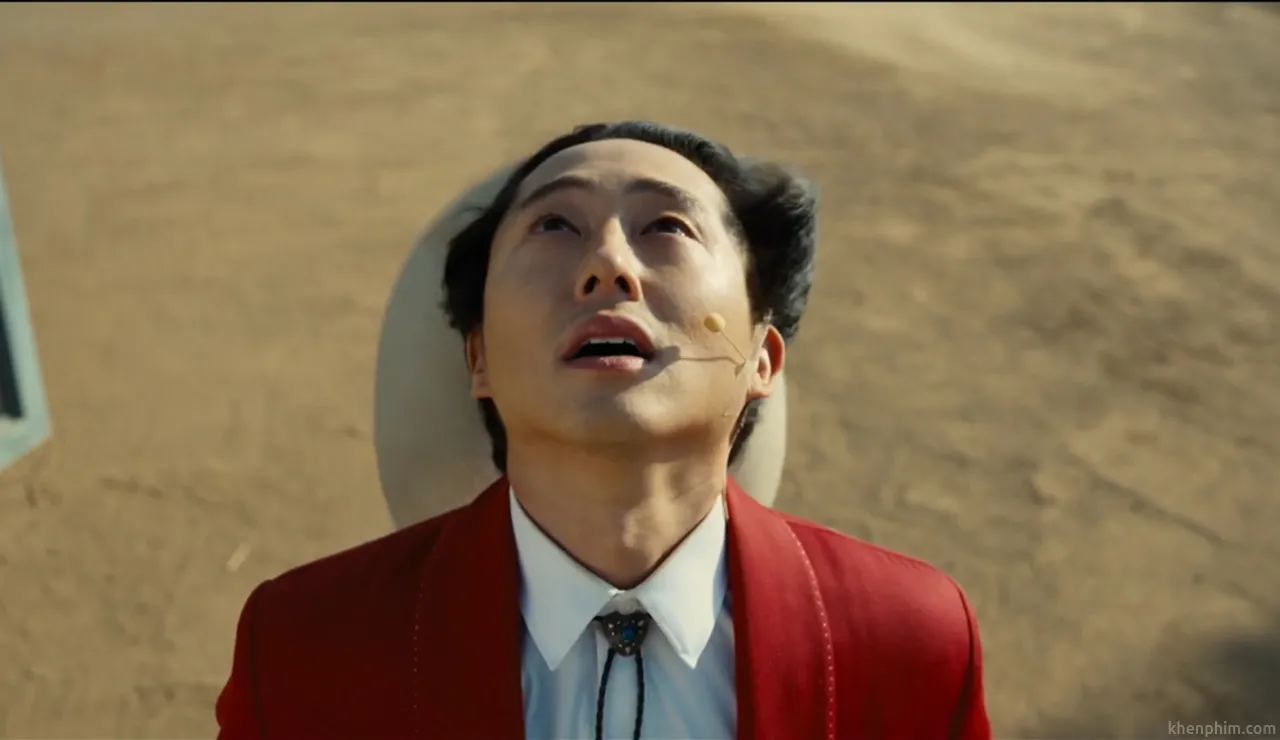 Steven Yeun vài vai một ông chủ công viên giải trí với rất nhiều điểm đáng ngờ