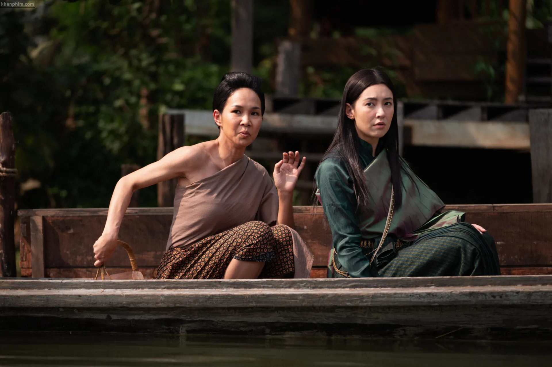 Màn tấu hài sẽ đa số đến từ người hầu (bên trái) của Gaysorn