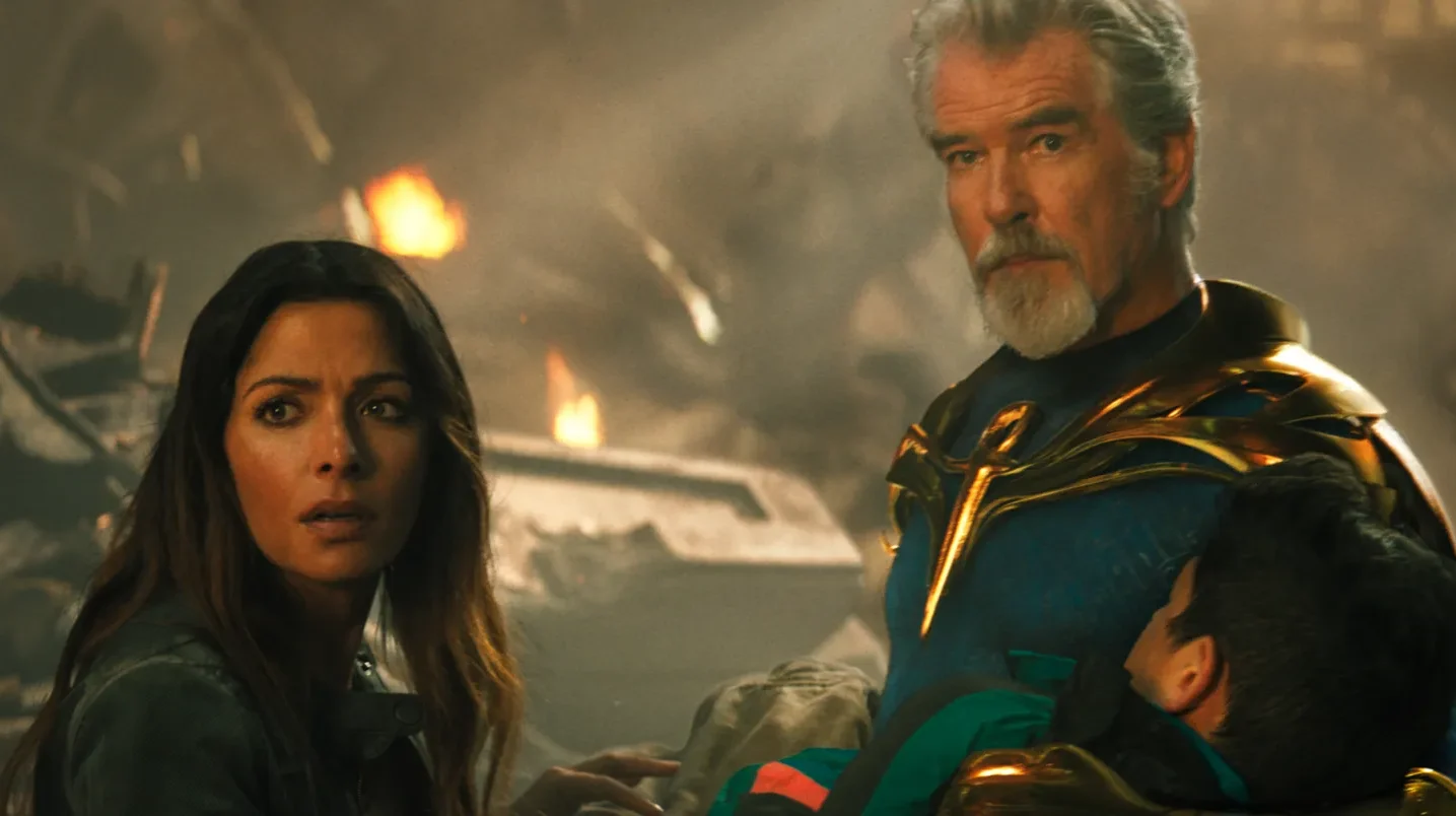 Sarah Shahi (bên trái) và Pierce Brosnan tham gia diễn xuất trong phim Black Adam