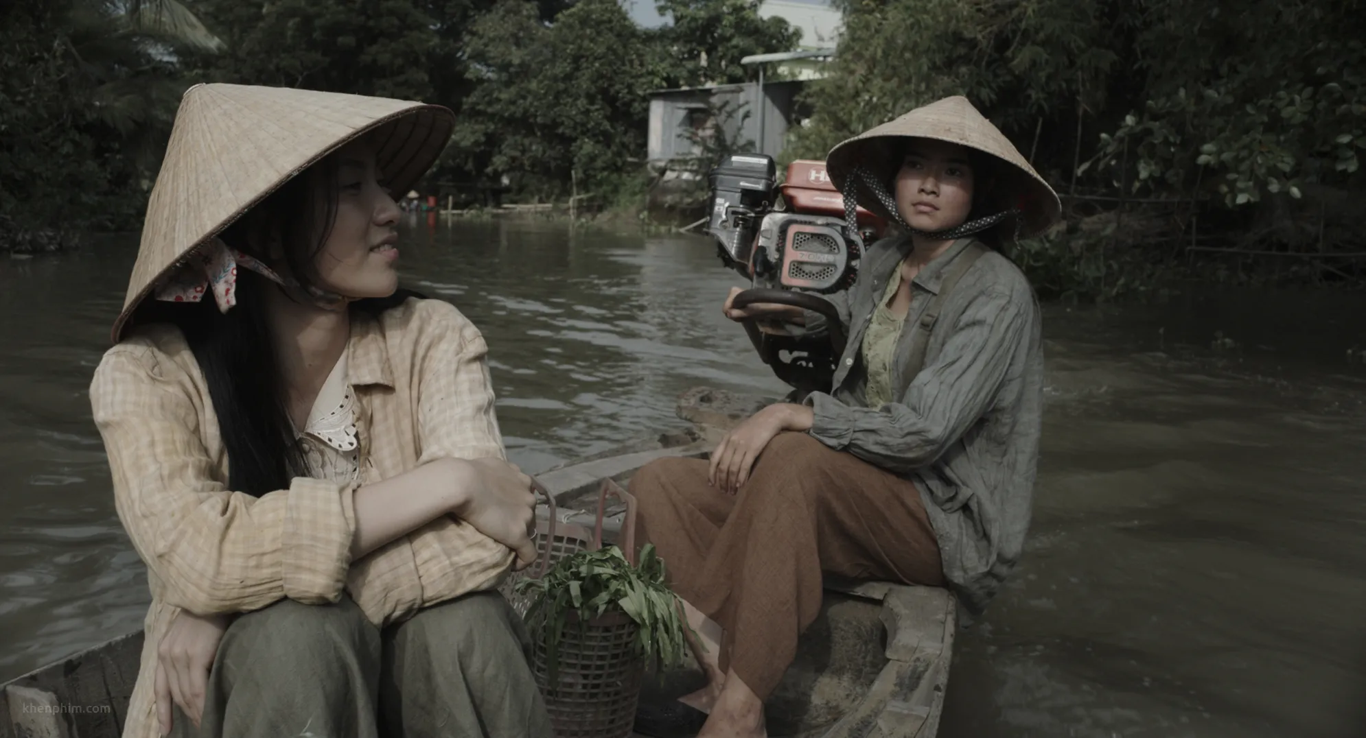 Hậu (lái xuồng) và Nhàn cùng đi chợ