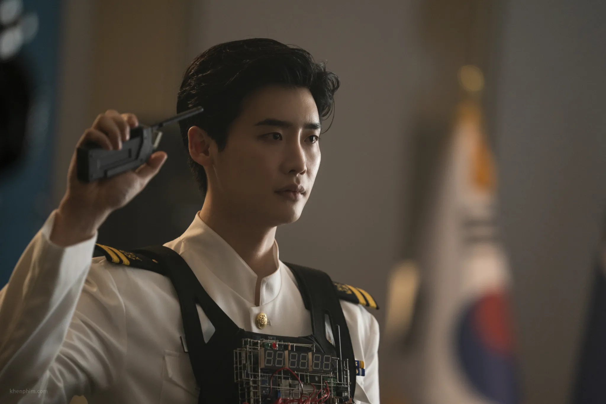 Lee Jong Suk trong vai phản diện chơi bom
