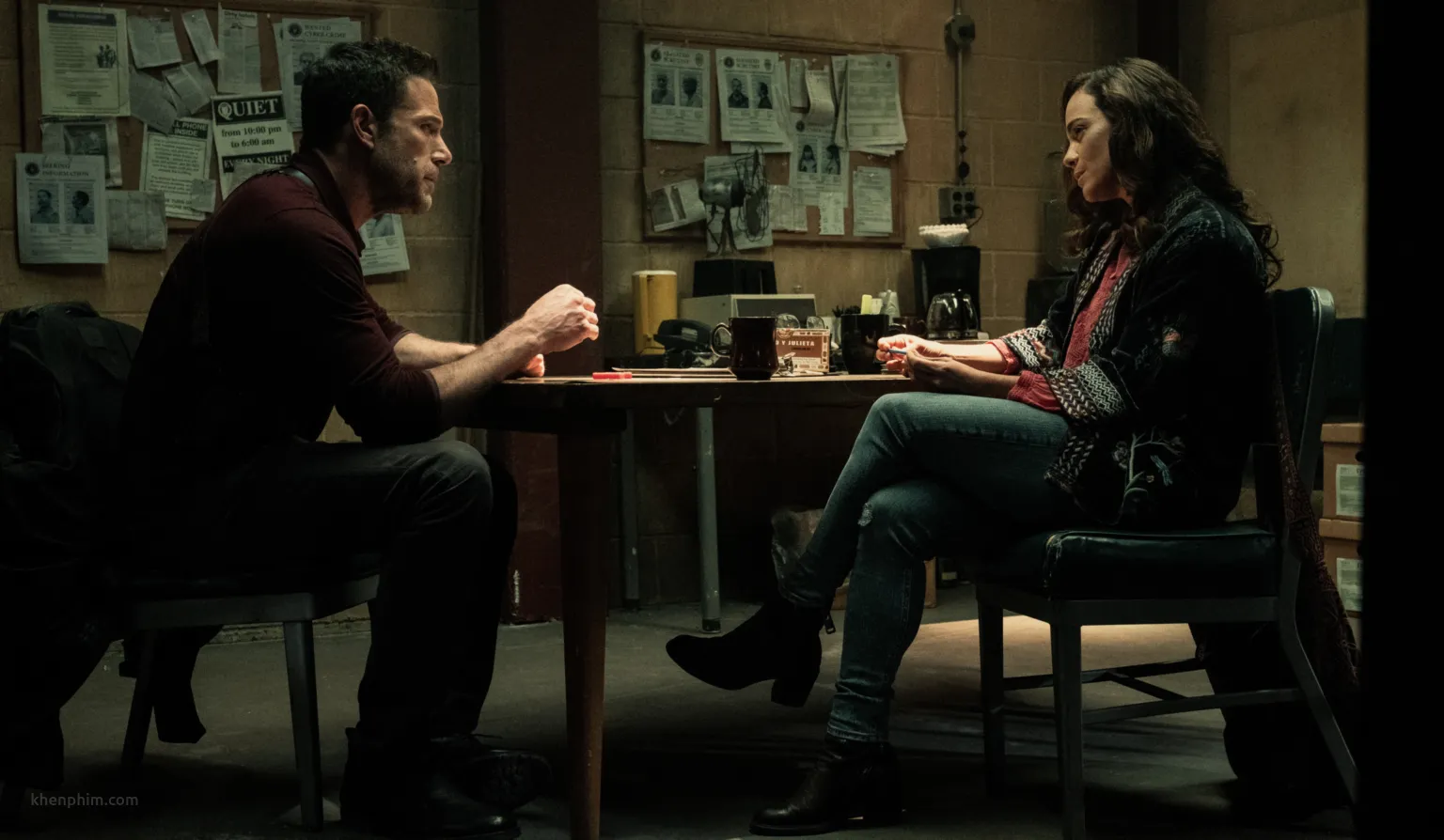 Ben Affleck và Alice Braga trong phim Những Kẻ Thao Túng