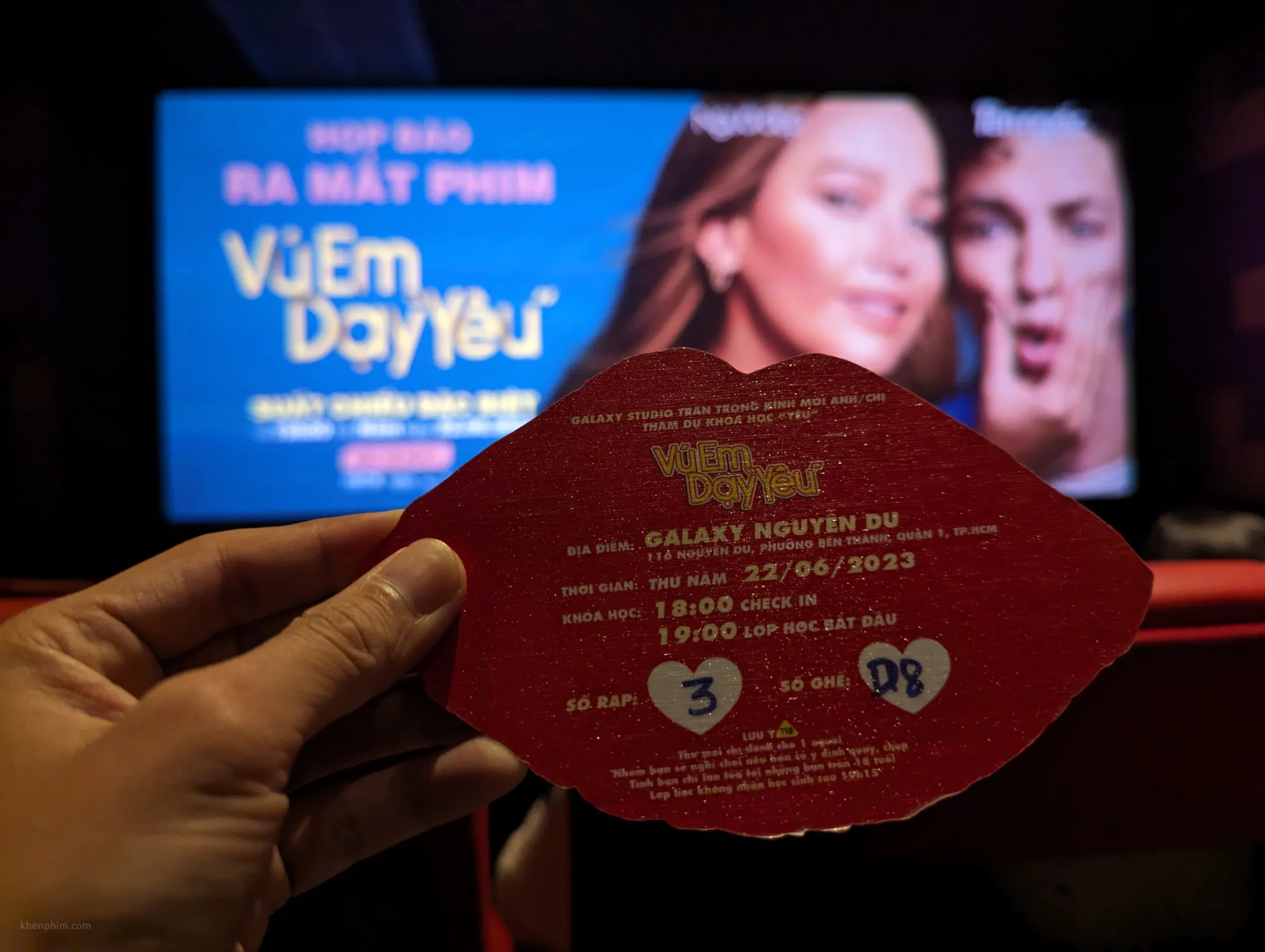 Vé xem phim No Hard Feelings (Vú Em Dạy “Yêu”)