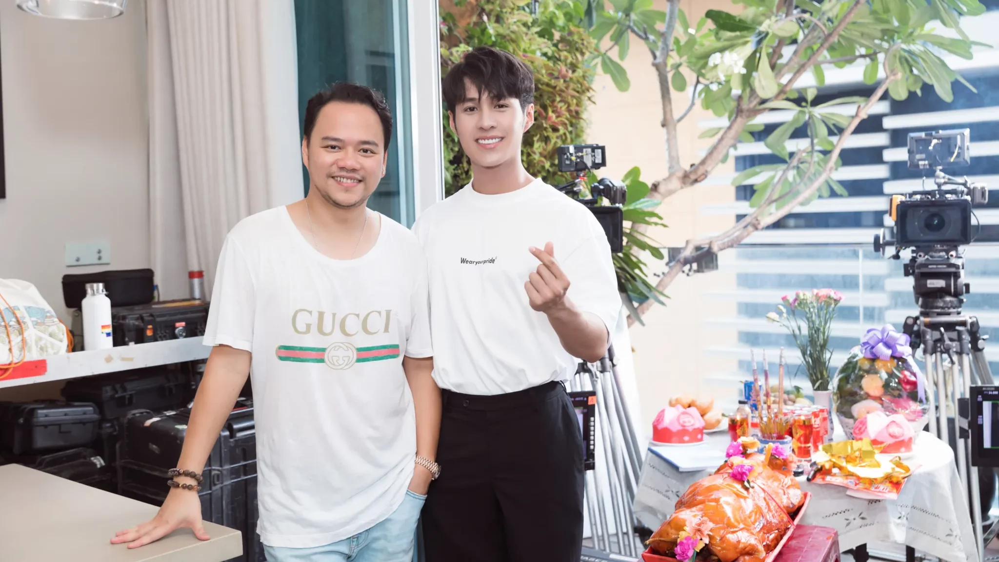 Đạo diễn Hoàng Duy và diễn viên Otis tại buổi khai máy phim "Quý Cô Thừa Kế 2"