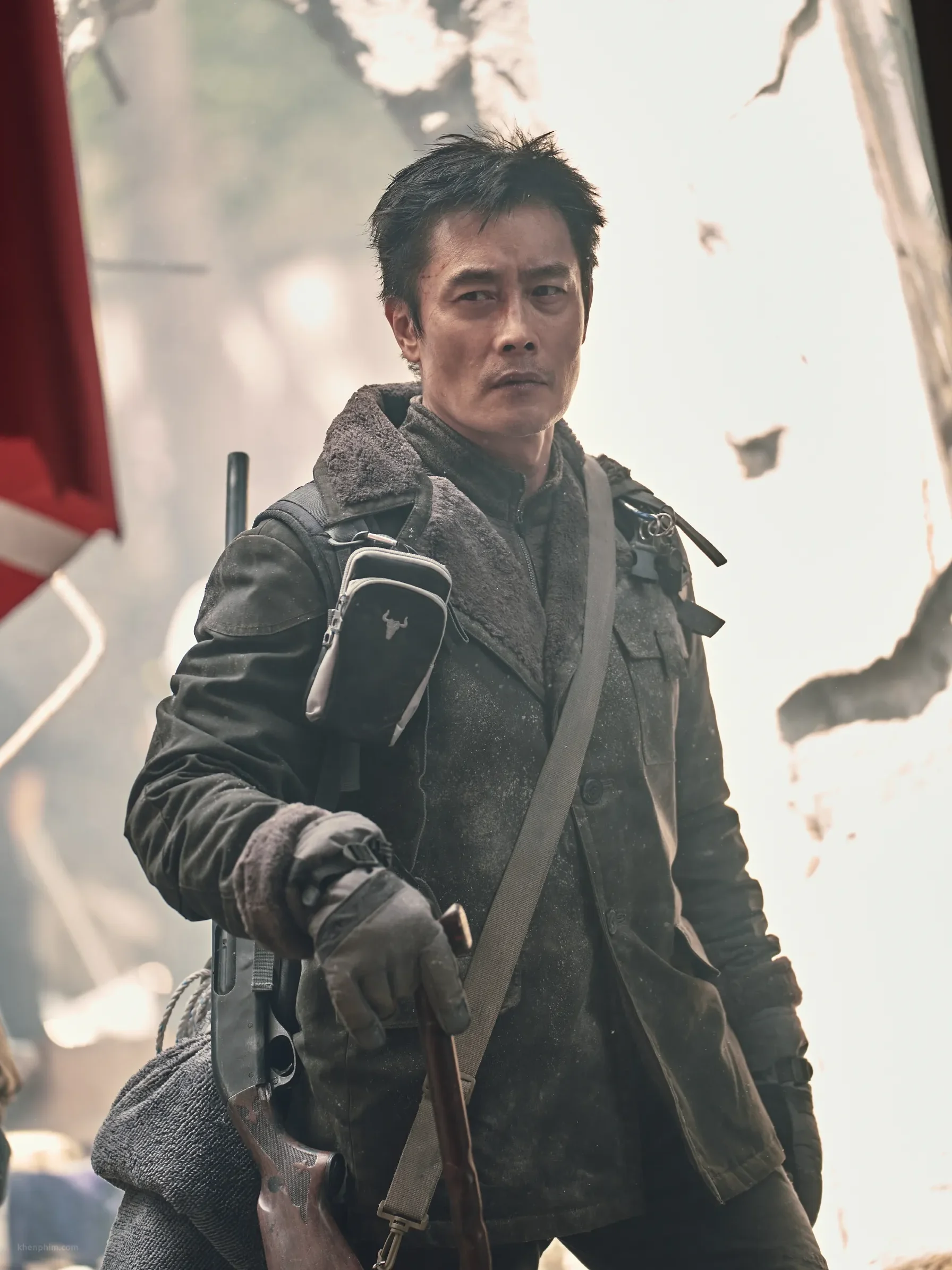 Lee Byung-hun đã thể hiện rất tốt vai trò của ông chú Young-tak trong phim Địa Đàng Sụp Đổ (Concrete Utopia)