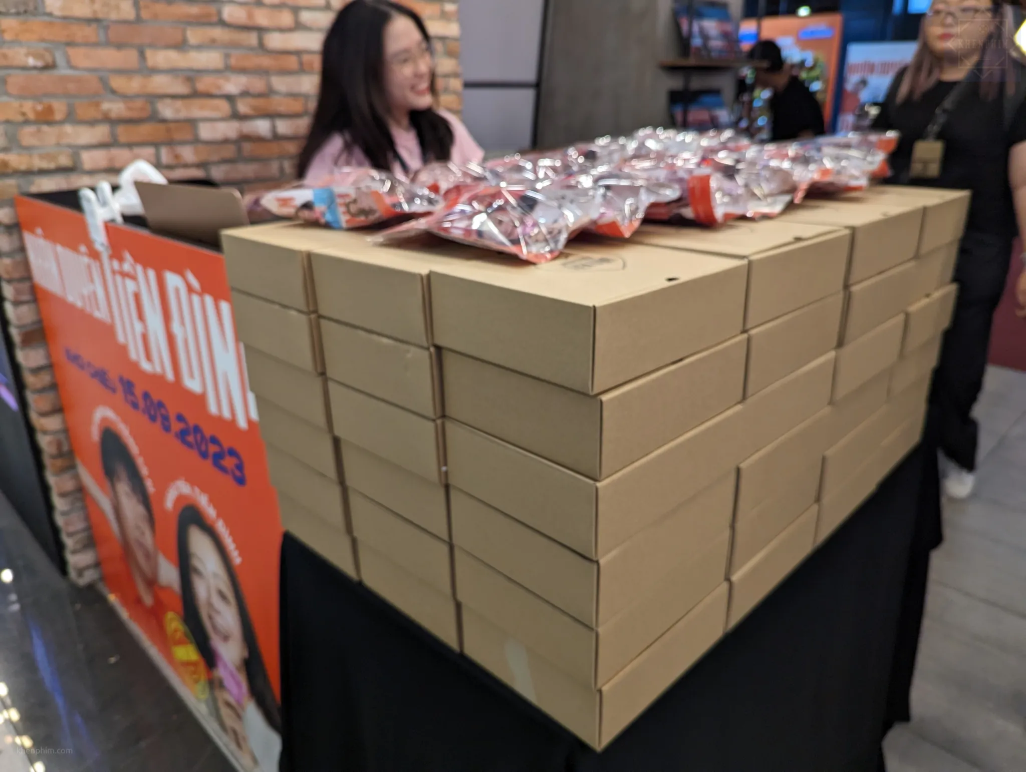 Quà được đựng trong hộp giấy gọn gàng