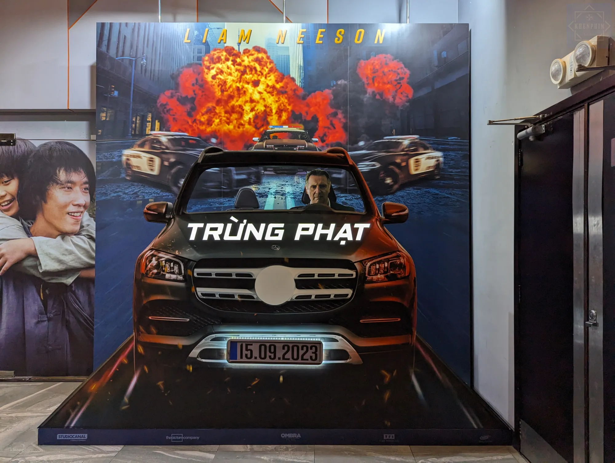 Góc nhỏ để khán giả đến chụp ảnh cùng Liam Neeson trong tựa phim Trừng Phạt