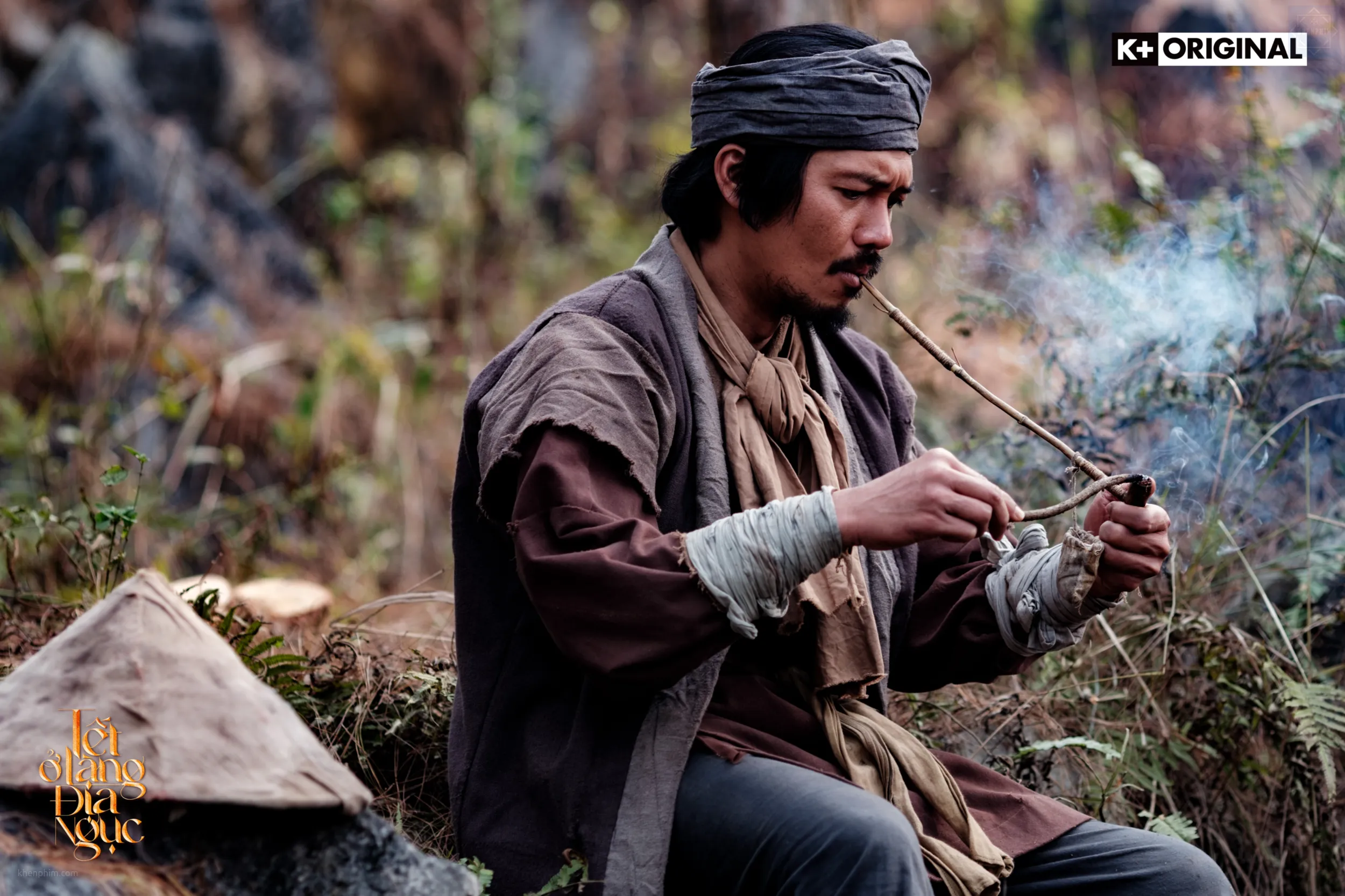 Ông Thập - Trưởng làng, và cũng là người duy nhất có thể rời khỏi làng