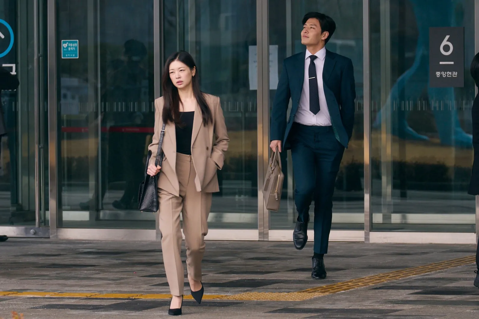 Còn đây là lúc hai người vừa mới tới tòa xong và nghe phải đợi 30 ngày cân nhắc. Nhìn cảm xúc trái ngược ha