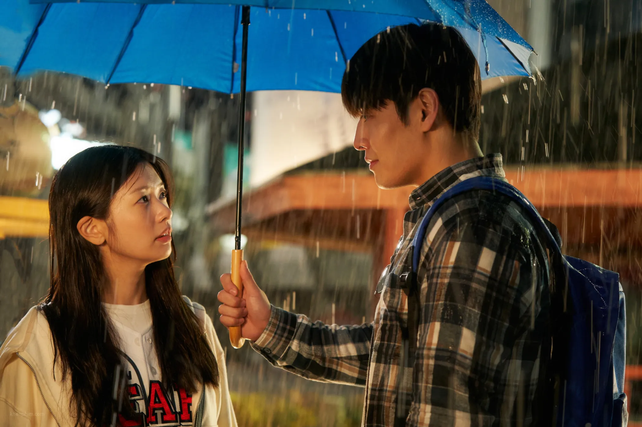 Khoảnh khắc lúc họ mới yêu. Tại vì hôm mưa anh đưa chiếc ô đồ ha - phim Yêu Lại Vợ Ngầu
