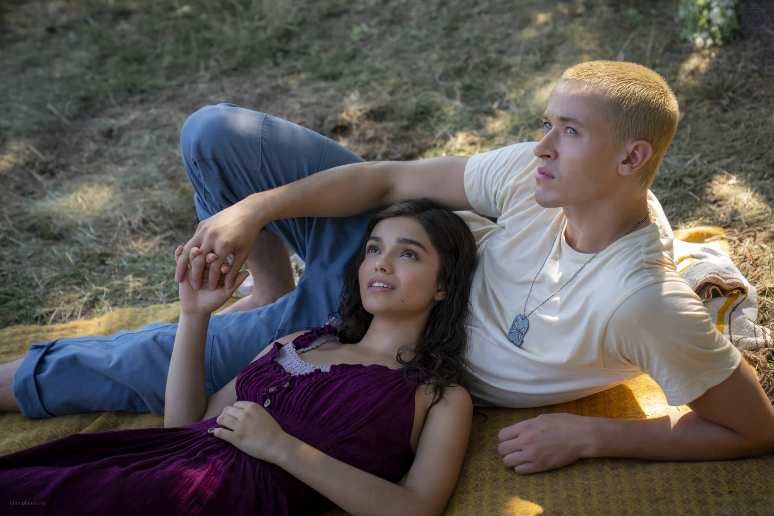 Snow và Lucy Gray trong một cảnh hạnh phúc