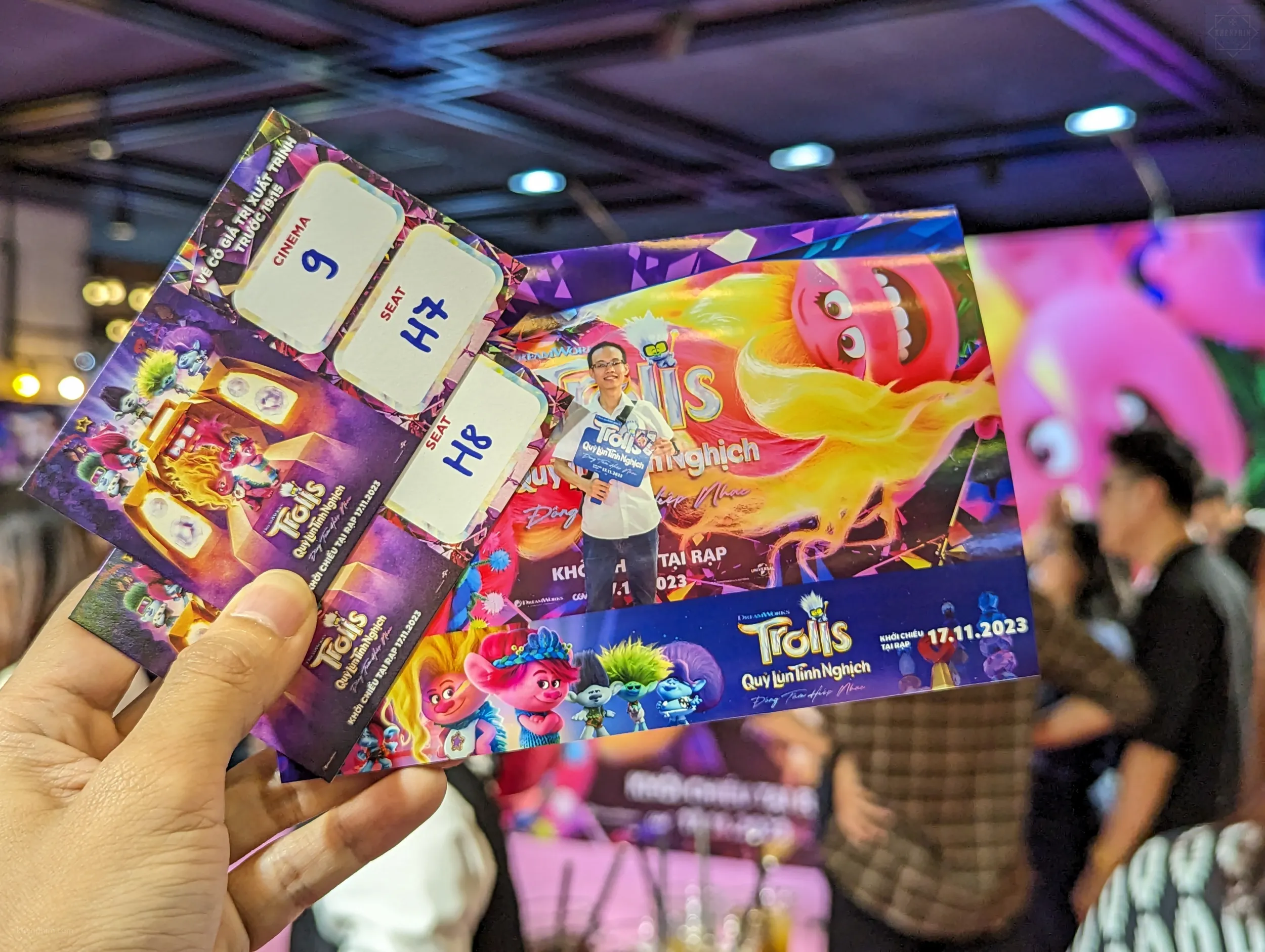 Ảnh chụp vé của Khen Phim tại sự kiện ra mắt phim Trolls Band Together