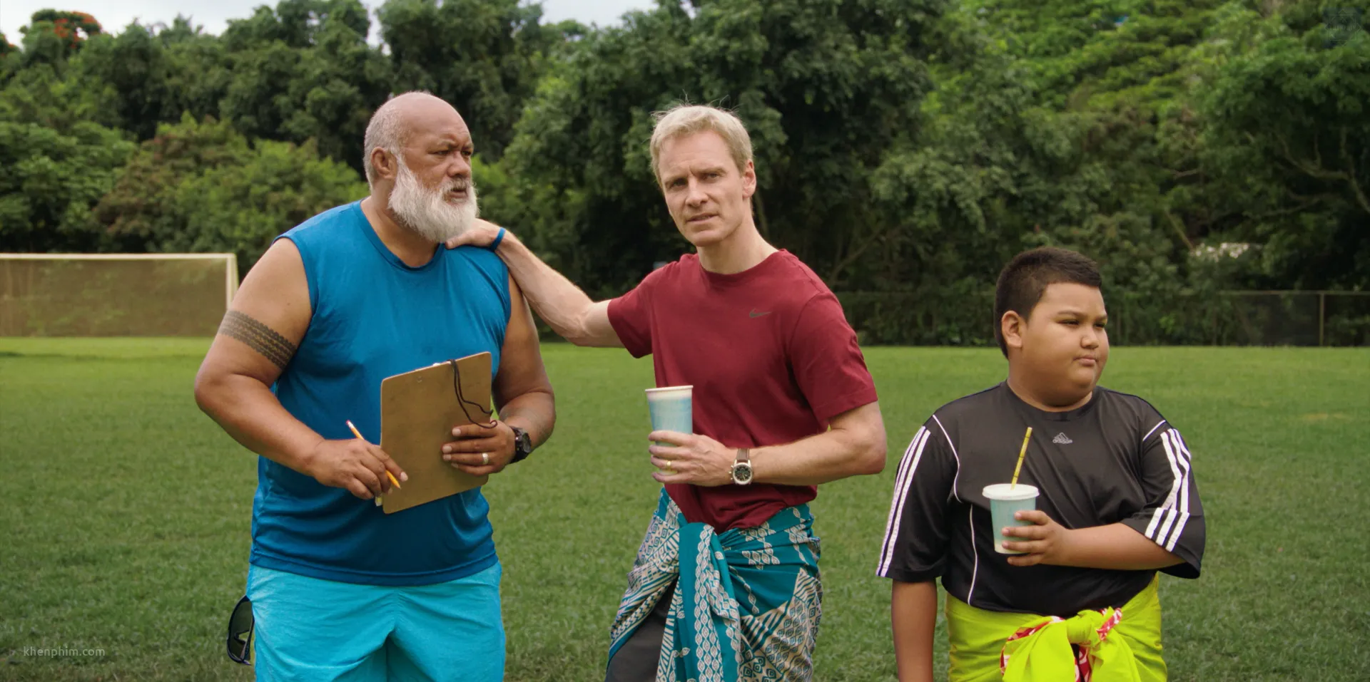 Thomas Rongen (Michael Fassbender đóng) là HLV dẫn dắt đội bóng của American Samoa