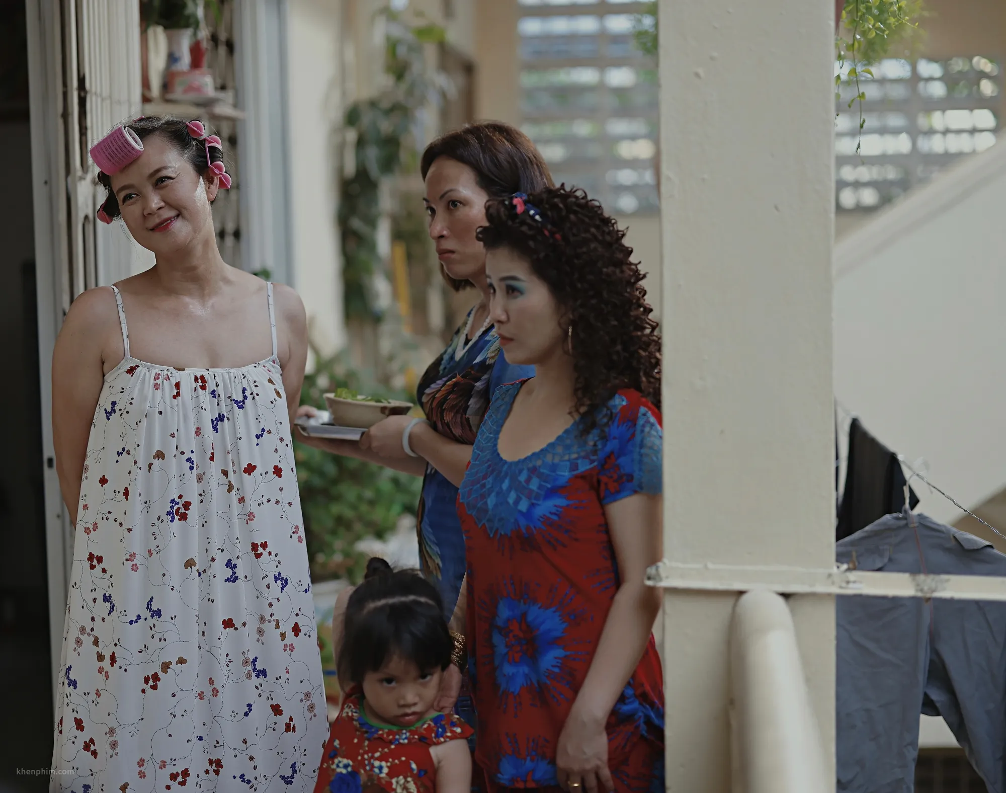 Mấy bà hàng xóm ở chung cư mà Mai ở